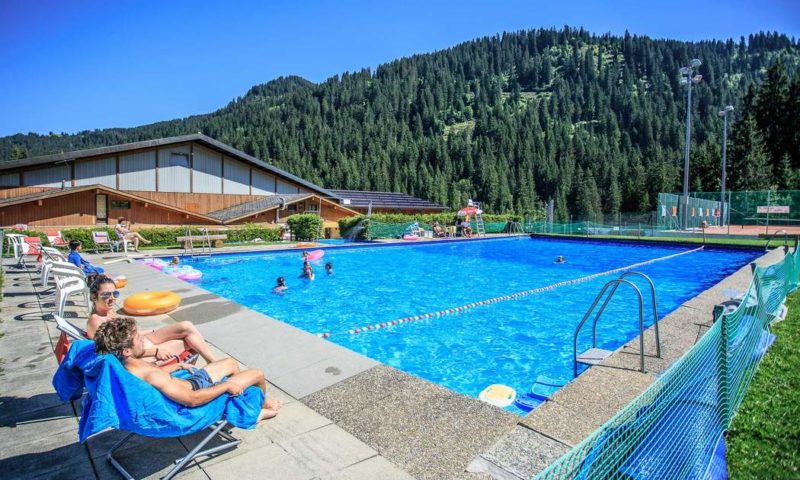 En été, on peut profiter de la piscine en plein air du centre sportif de Morgins.