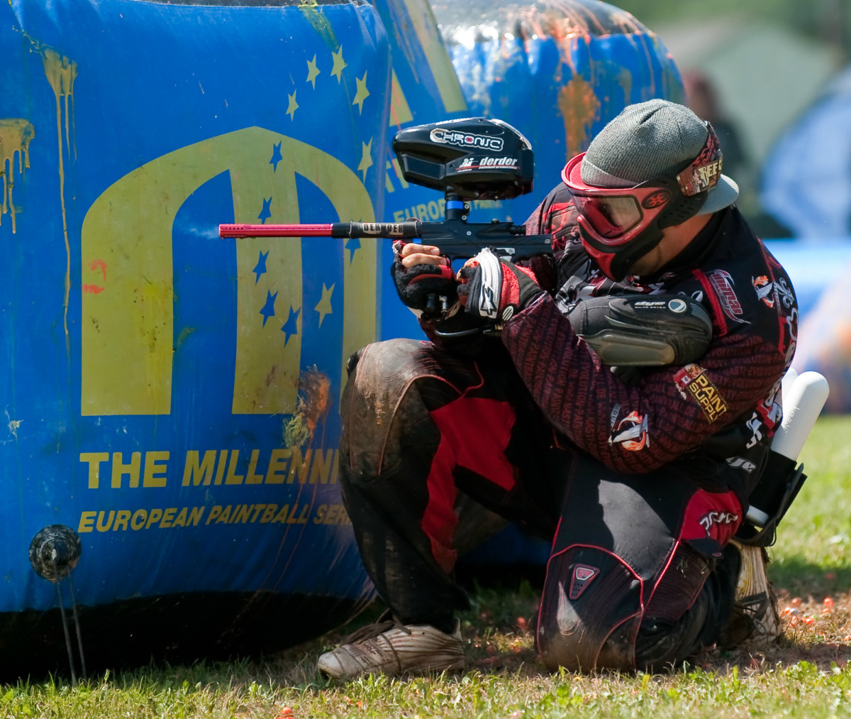 Un joueur de painball en pleine action.