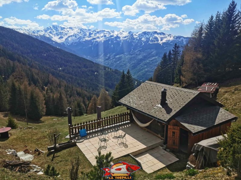 La vue sur le versant Ouest du val d'Hérens. bisse de tsa creta