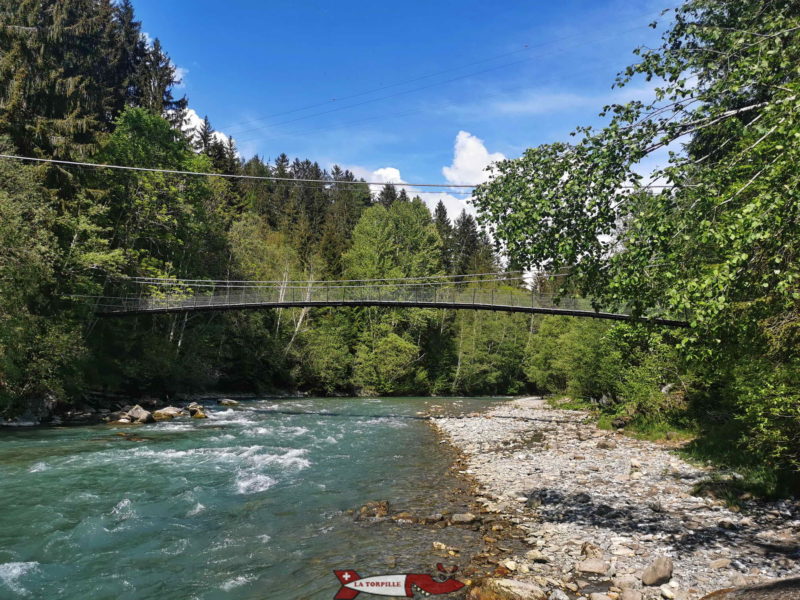 La passerelle Turrian au-dessus de la Sarine est le plus ancien pont suspendu de Suisse romande (1883).