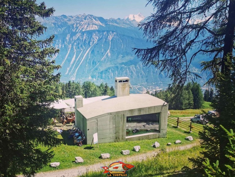 Le bâtiment en béton du Relais de Colombire. Randonnée au bisse du Tsittoret, Crans-Montana, Valais central.