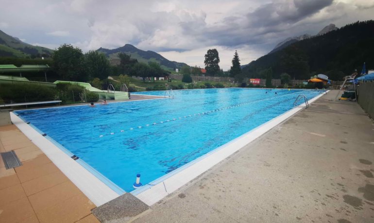 🏊 Piscine Extérieure du Berceau Château d’Oex