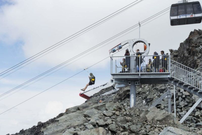 Le départ de la tyrolienne au niveau du Mont-Fort à 3330 mètres d'altitude