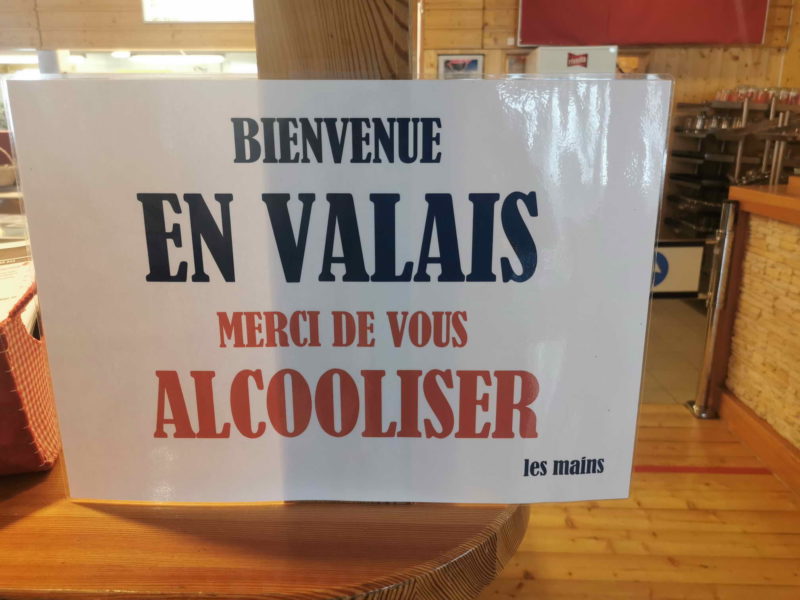 Une pancarte amusante dans le restaurant du Pas-de-Maimbré en souvenir du Covid-19.