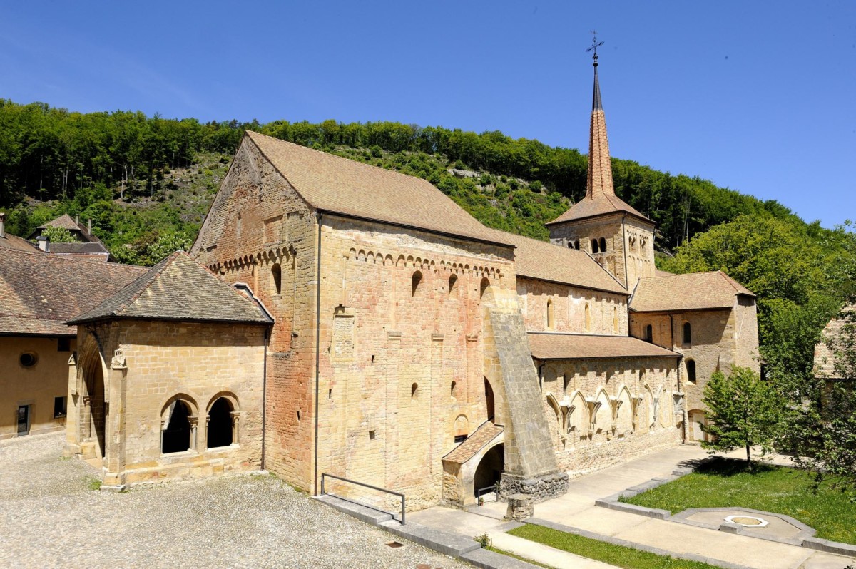 L'abbaye de Romainmôtiers au pied du Jura vaudois. 
