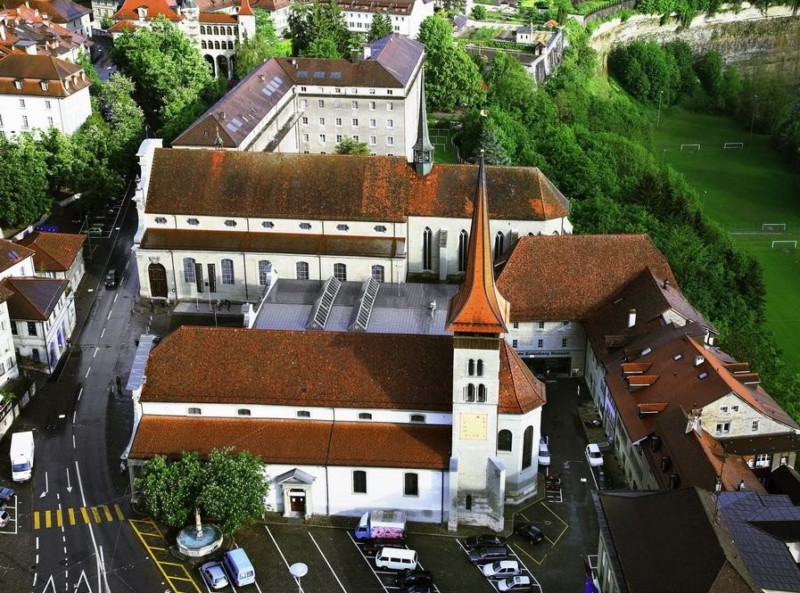 Une vue aérienne de la basilique. Le musée Gutenberg se trouve juste derrière le clocher. basilique Notre-Dame de Fribourg