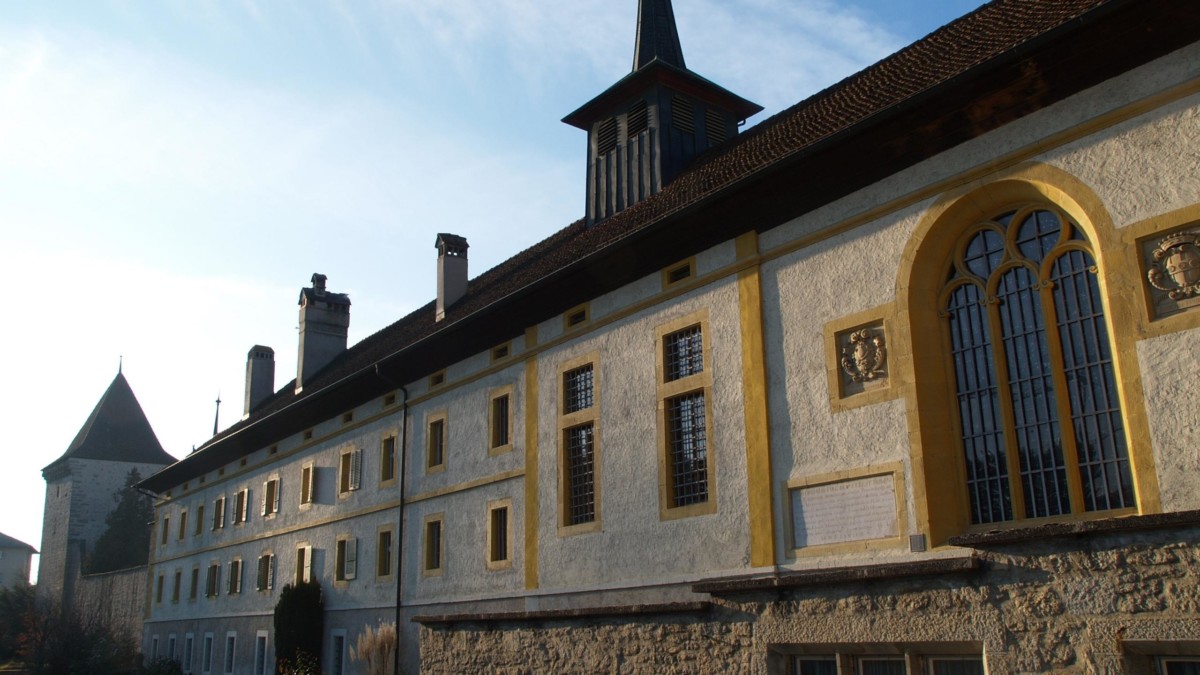 La façade principale du couvent d’Estavayer avec le clocher de l’église et la Tour de Savoir sur la gauche
