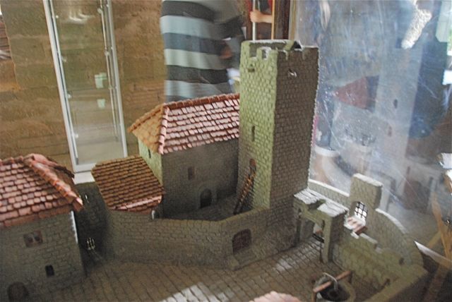 Une maquette dans la tour permet de se rendre compte de ce qu'était le château dans on entier.