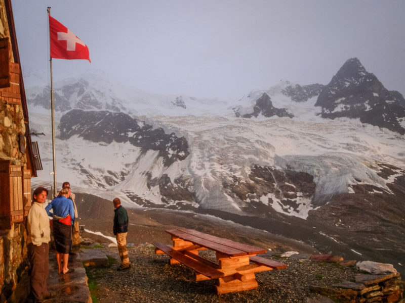 La cabane d'Arpitettz avec la vue sur le glacier de Moming.