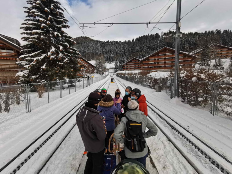 La halte des Roches Grises permet, soit de remonter au Col de Soud pour refaire une descente, soit rentrer en descendant avec le train vers Villars.