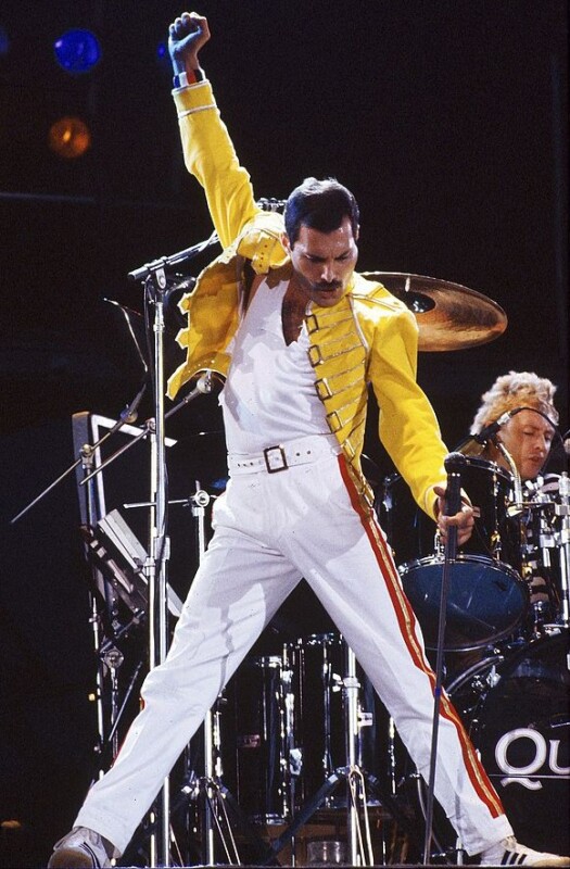 L'iconique image de Freddie Mercury lors de son concert en 1986. L'iconique image de Freddie Mercury lors de son concert en 1986.