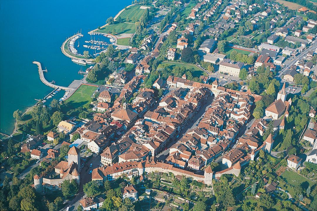 Vue aérienne sur la ville de Morat