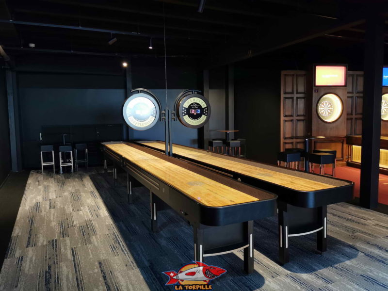 Les deux tables de shuffleboard.