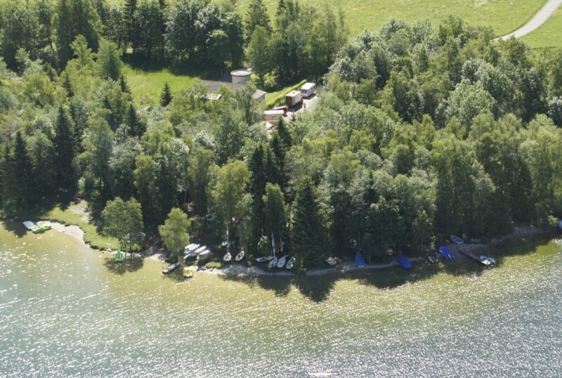 La plage des Bioux avec la base nautique d'Altitude 1004. La plage des Bioux avec la base nautique d'Altitude 1004.