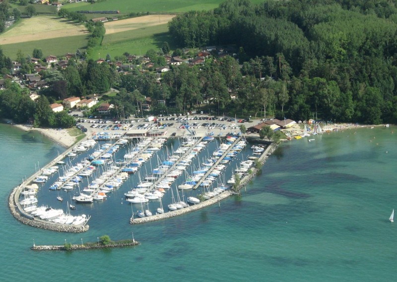 Le port d'Yvonand avec, sur la droite, la plage des Vikings, et, sur la gauche, la plage du Port d'Yvonand.