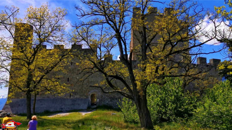 Le château et son palais sur la droite.