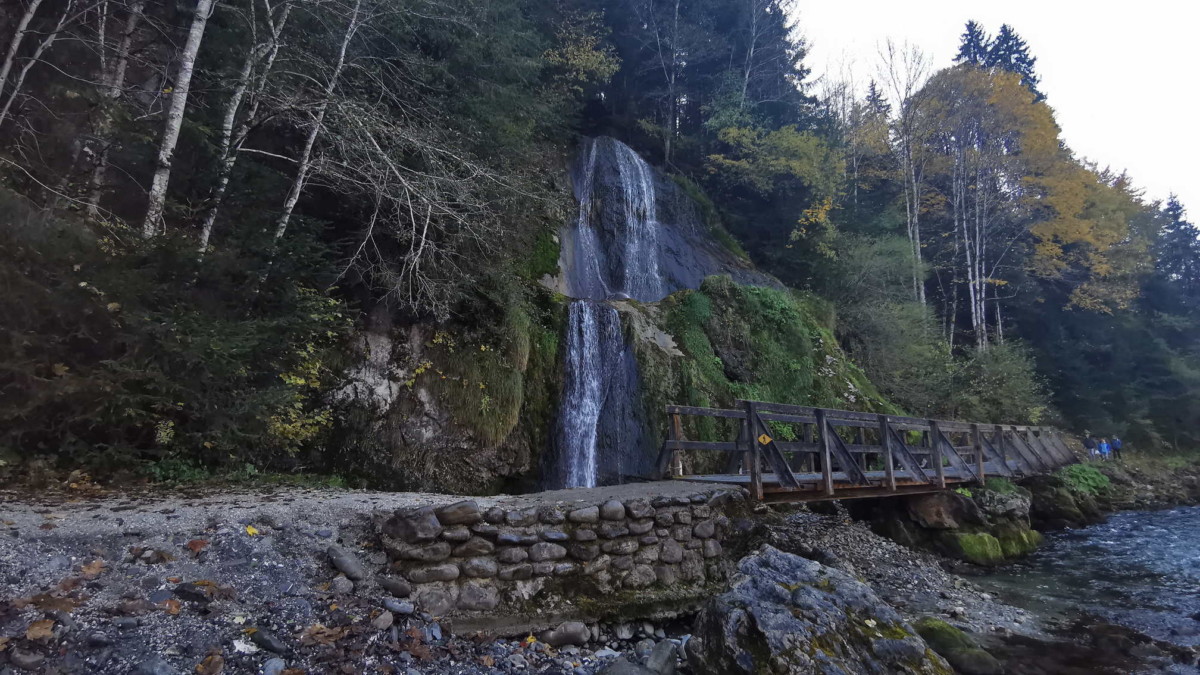 La cascade du Ramaclé dans les Alpes vaudoises le long de la rivière Sarine. 