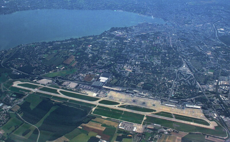 L'aéroport de Genève avec le Lac Léman et la rade. L'aéroport de Genève avec le Lac Léman et la rade.