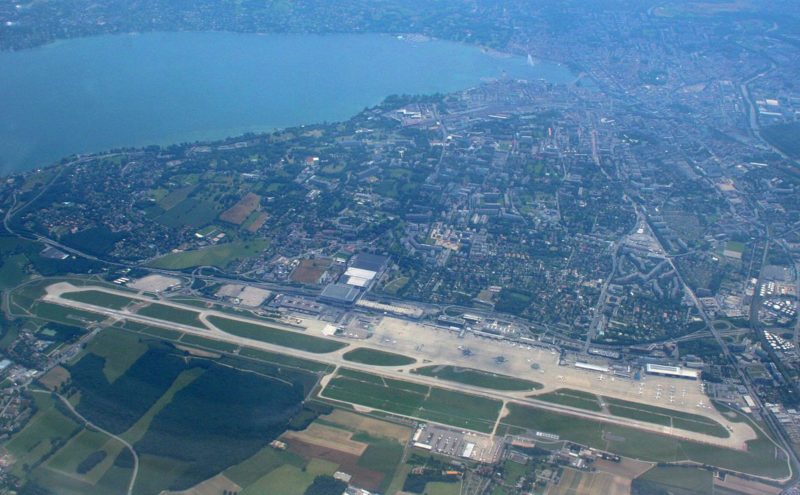 L'aéroport de Genève avec le Lac Léman et la rade.