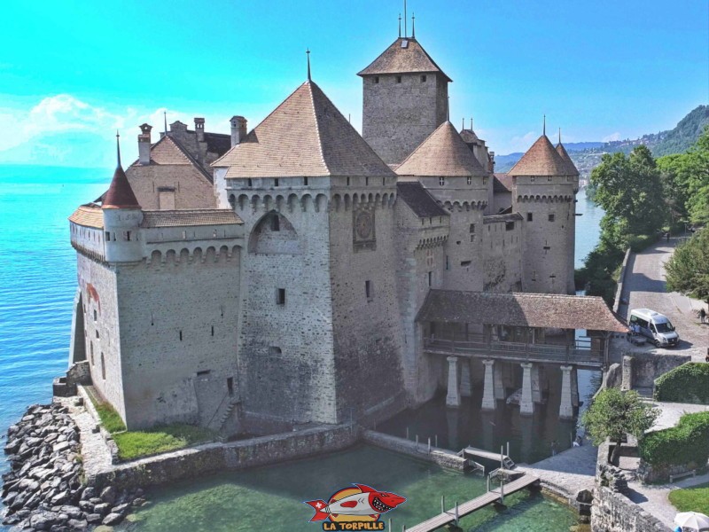 Le château et son entrée.
