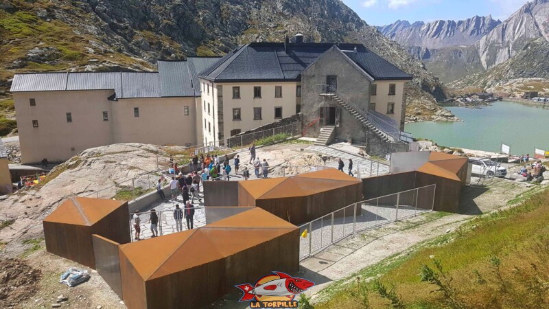 Le Col du Grand-Saint-Bernard avec son hospice et le chenil au premier plan.