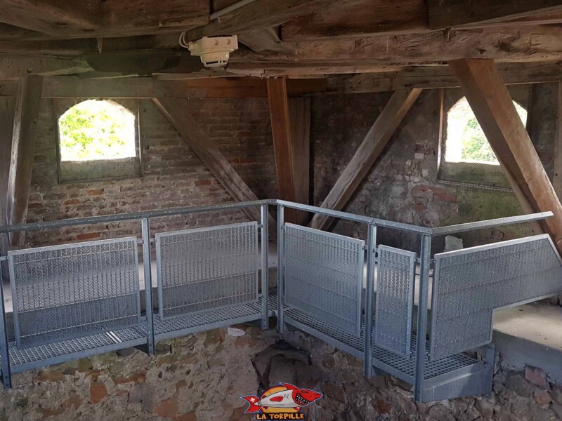 Le sommet de la tour basse. Château de La Sarraz, canton de Vaud.