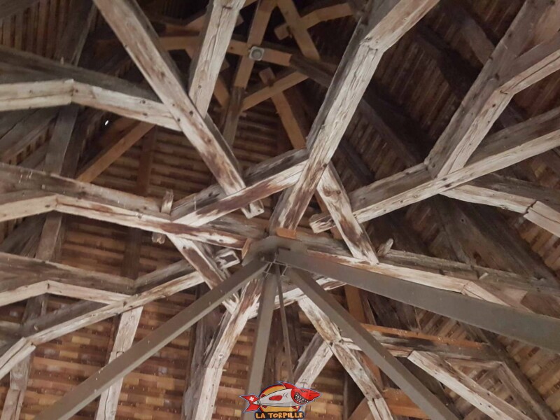 La charpente de la tour basse. Château de La Sarraz, canton de Vaud.