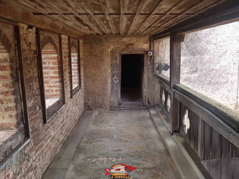 Le chemin de ronde entre les deux tours. Château de La Sarraz, canton de Vaud.