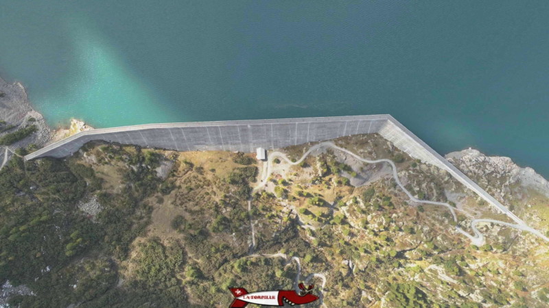 La vue aérienne du barrage.