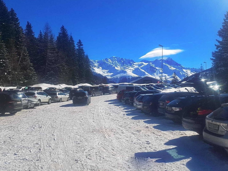 Le parking de la station de ski de Champex-lac.