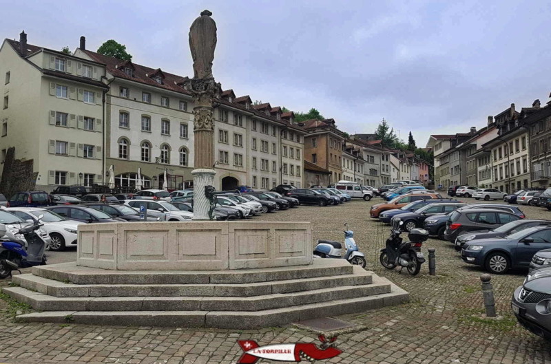 Le parking de Planche-Supérieure avec la fontaine de Saint-Jean.