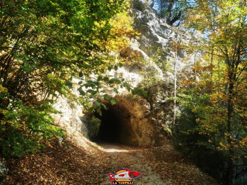 Un tunnel à travers le rocher.