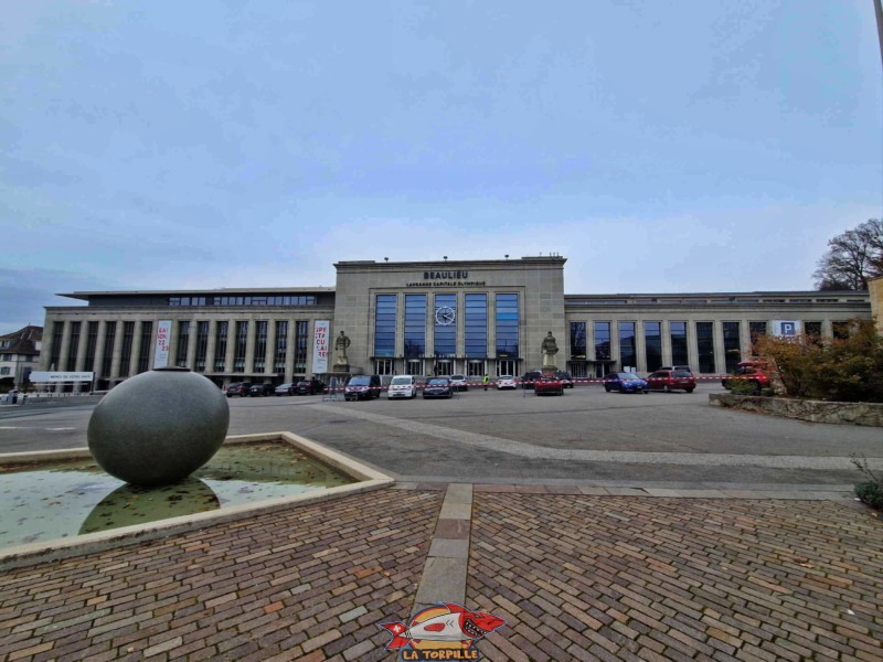 Le Palais de Beaulieu. Le théâtre se trouve sur l'aile à gauche de la photo.
