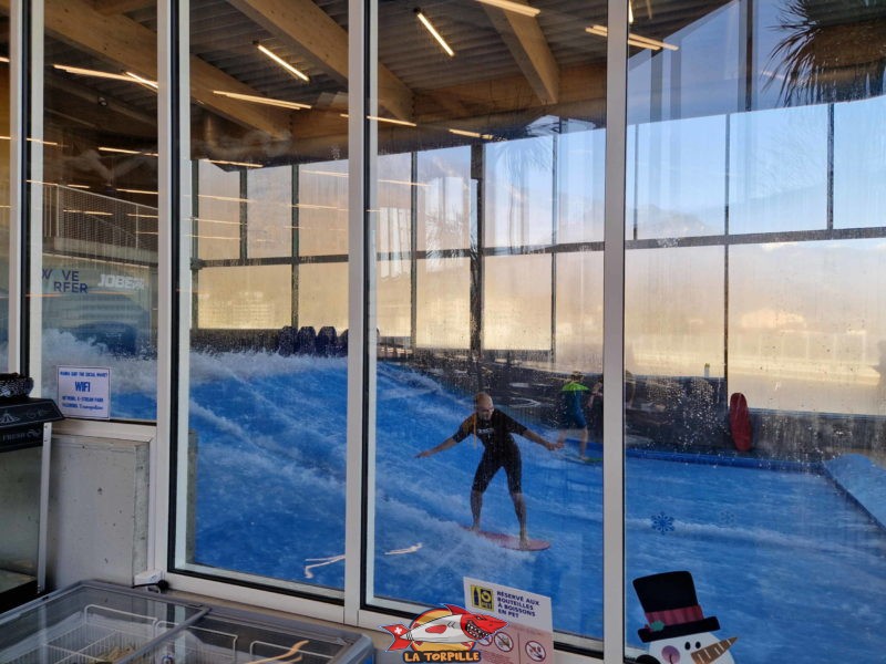 Il est possible d'observer les surfeurs depuis la cafeteria comme sur cette photo ou, en hauteur, depuis le balcon de la mezzanine.