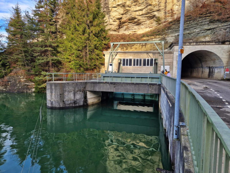 L'évacuateur de crue du barrage que l'on peut observer après avoir parcouru le tunnel en direction de Pont-la-Ville.