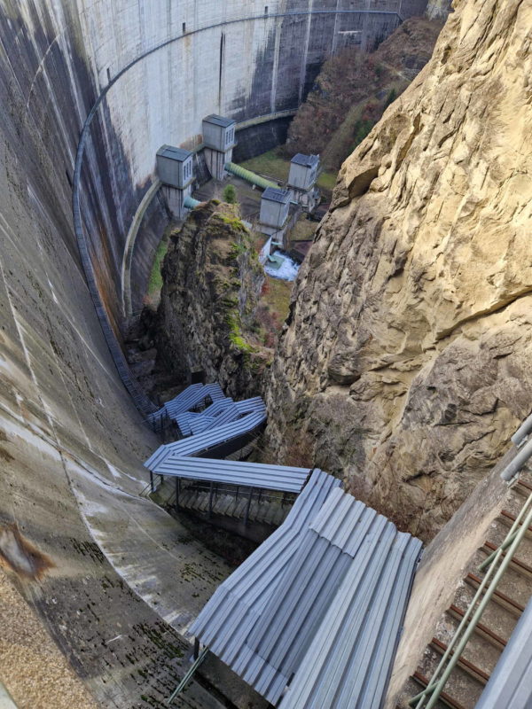 Depuis le côté est, les escaliers qui descendent au pied du barrage.
