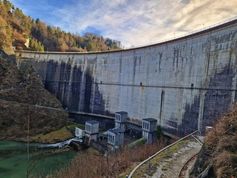 Le barrage de Rossens de type voute.