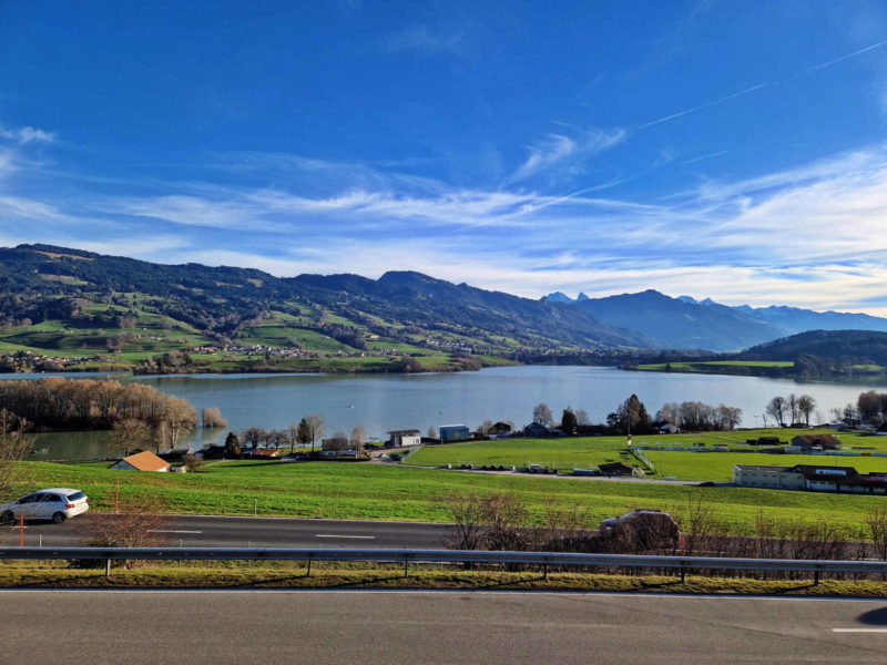 Le lac de la Gruyère au niveau du restoroute de la Gruyère.