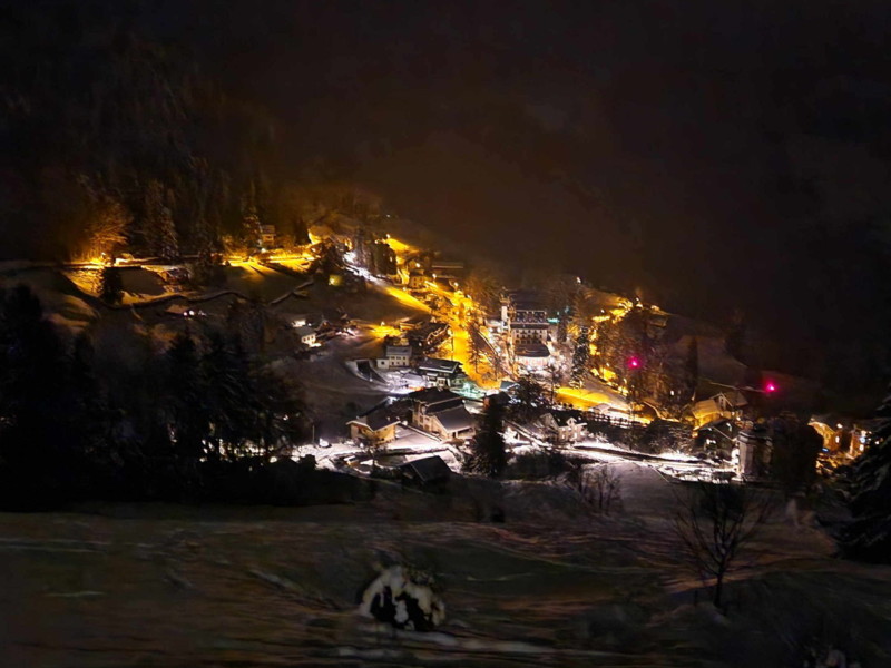 Jolie vue de nuit, depuis la piste de luge, sur le village des Avants.