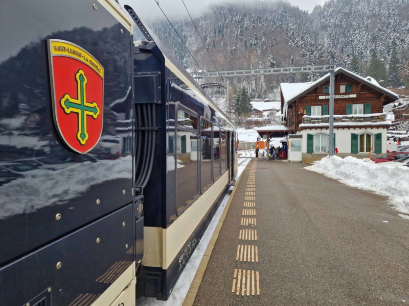 Le MOB (Montreux Oberland Bernois) en gare des Avants.