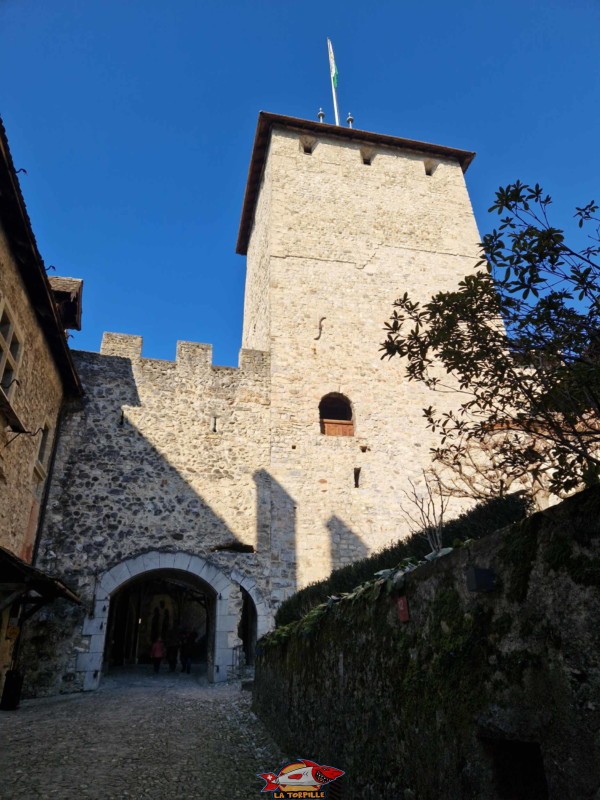 Le donjon depuis l'intérieur du château.