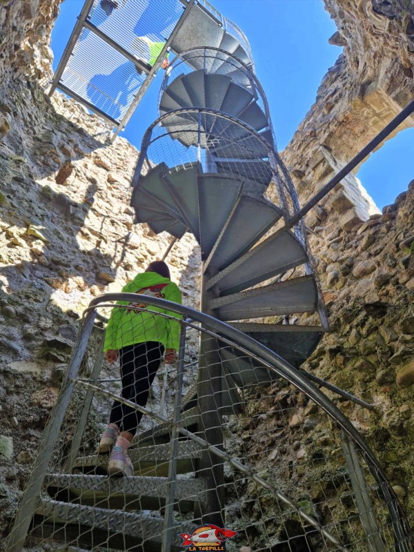 Les escaliers métalliques en colimaçon qui permettent d'accéder au sommet de la tour nord.