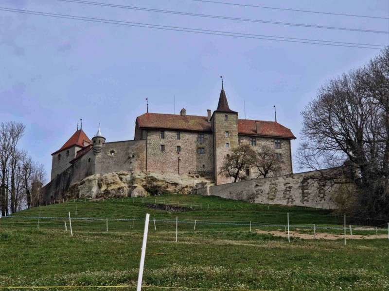 Le château de Rue avec son donjon carrée en arrière-plan à gauche. Il est construit au 12e siècle lors de la période savoyarde.