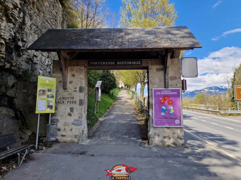 Le début du chemin d'accès avec des informations sur les différentes curiosités de la ville de St-Maurice.