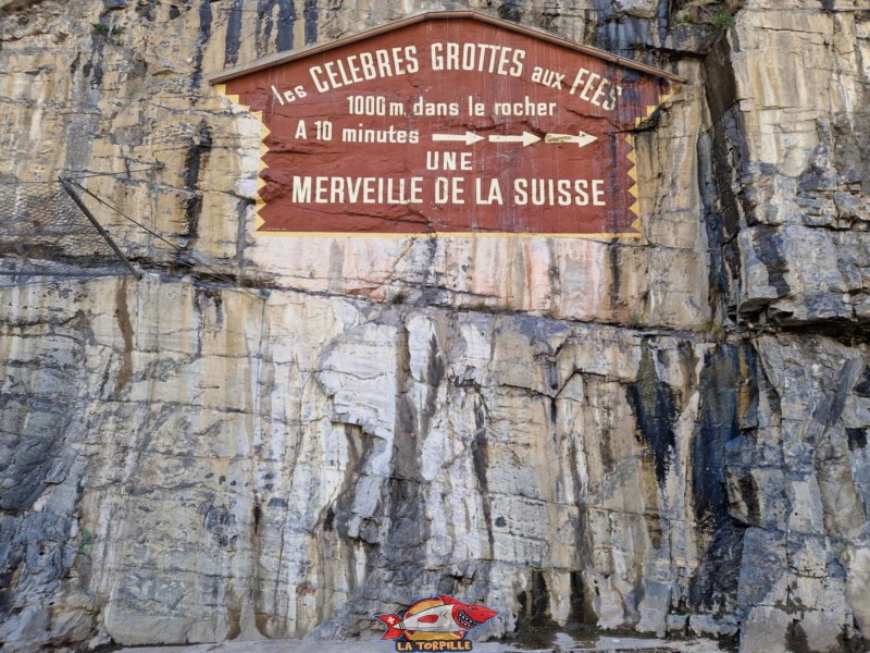Une peinture publicitaire au-dessus du parking le plus proche de la grotte aux fées.