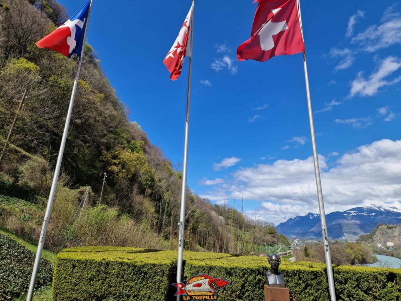 Les drapeaux de la Suisse, du Valais et de Saint-Maurice flottent sur la statue du Général Dufour.