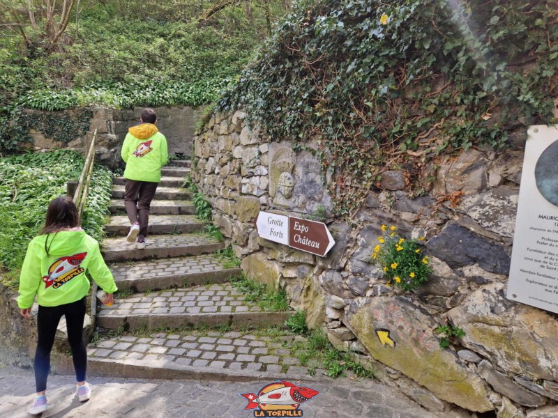 On tourne sur la gauche pour la grotte aux fées.