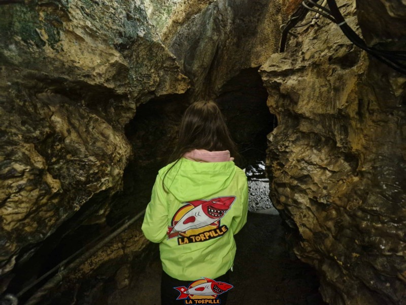 Le boyau taillé dans la roche qui permet d'accéder à la grotte aux fées.