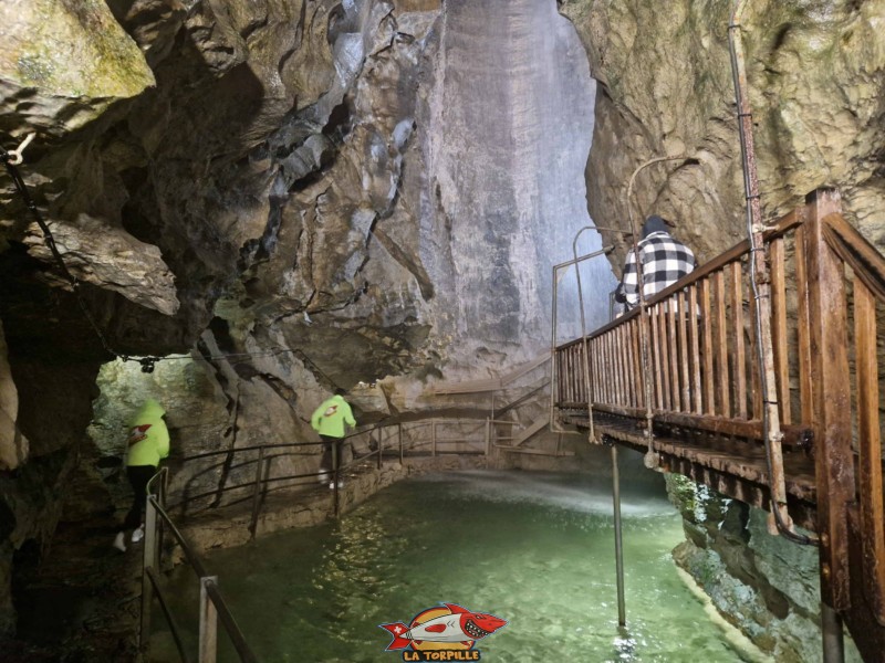 La grotte aux fées avec sa cascade et son petit lac. Un chemin permet de faire le tour d'en faire le tour.