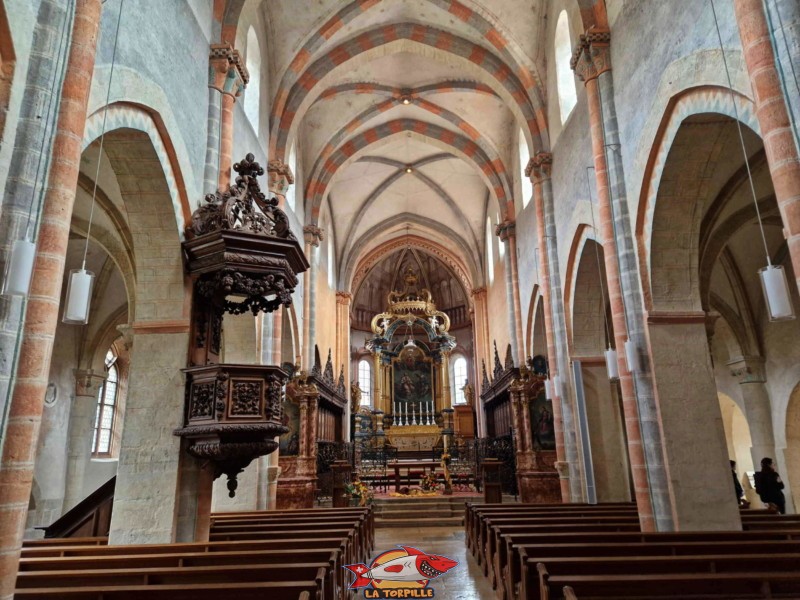 L'intérieur de la collégiale. Ville médiéval de St-Ursanne, Jura.